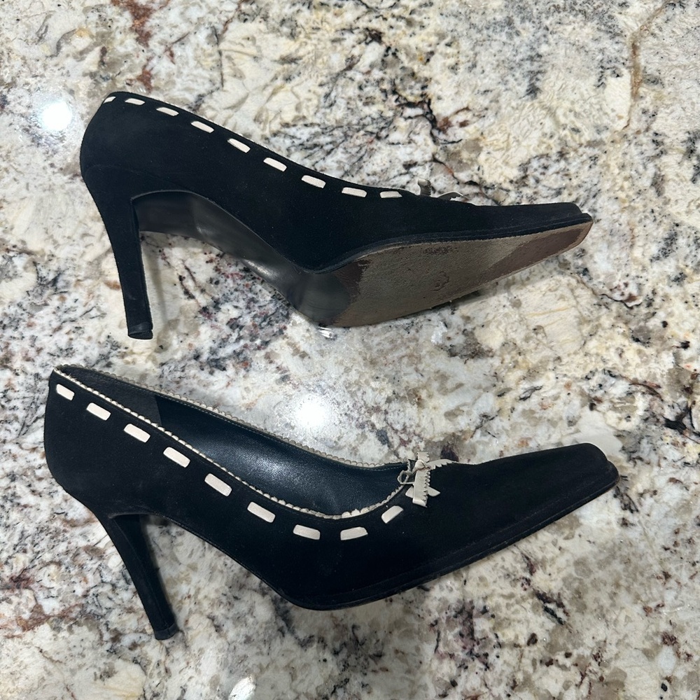 Stuart Weitzman Black & Cream Suede Pointed Toe Pumps Shoes Size 7M - Picture 5 of 13